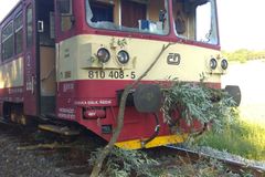 Vlak se na Hodonínsku srazil s přívěsem náklaďáku, trať stála 4 hodiny. Nehoda se obešla bez zranění