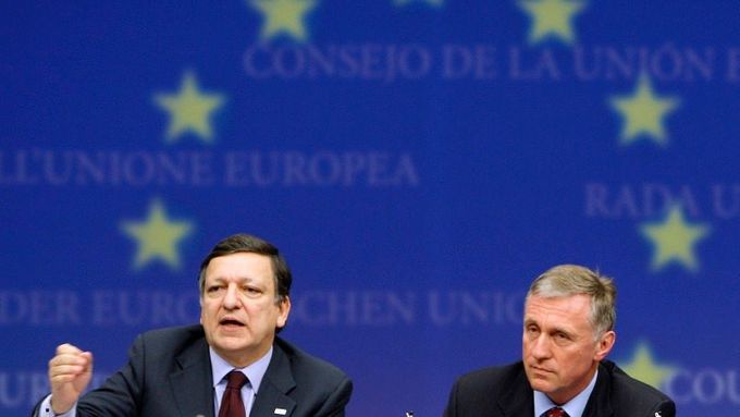 Premiér Mirek Topolánek po summitu na společné tiskové konferenci s předsedou EK. José Manuel Barroso hovoří, Topolánek naslouchá.