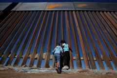 Zeď na hranici s Mexikem bude do dvou let, doufá Trumpův ministr vnitřní bezpečnosti