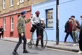Rob Warner, Eliot Jackson and Joff Summerfield zkoušejí v ulicích Londýna historické kolo "kostitřas", na kterém cestovatel Summerfield objel svět.