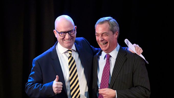 Paul Nuttall s Nigelem Faragem po svém zvolení novým šéfem strany UKIP.