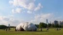 Hlava v oblacích, New York, USA - K vytvoření mraků, u příležitosti uměleckého festivalu Město snů, bylo v roce 2013 využito celkem 53 780 recyklovaných PET lahví. Toto číslo představuje hodinovou spotřebu lahví v New Yorku.