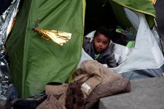 V Paříži vyklízejí další tábor migrantů, evakuovali několik set lidí