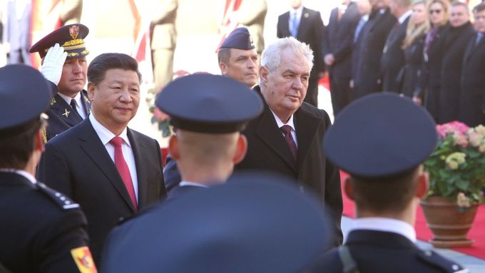 Obrazem: Prezident Číny přijel na Pražský hrad, v centru se demonstrovalo