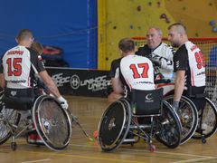 Polský tým Wheel Wolf Sosnowiec hrající českou florbalovou ligu vozíčkářů