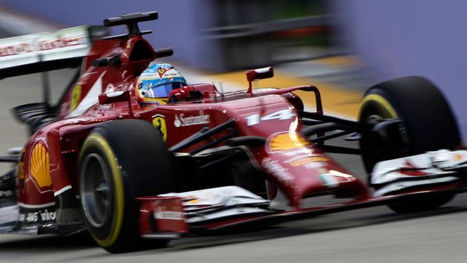 Fernando Alonso dokázal v prvním tréninku v Singapuru porazit Mercedes.