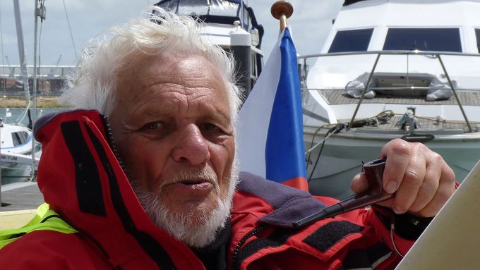 Rudolf Jan Holý se plaví po moři. Snímek pochází z roku 2012, to mu bylo 91 let.