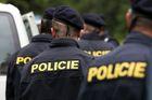 Policie při kontrole dálkových spojů zadržela 14 migrantů