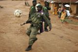 Voják konžské vlády neodkládá zbraň ani při fotbale.