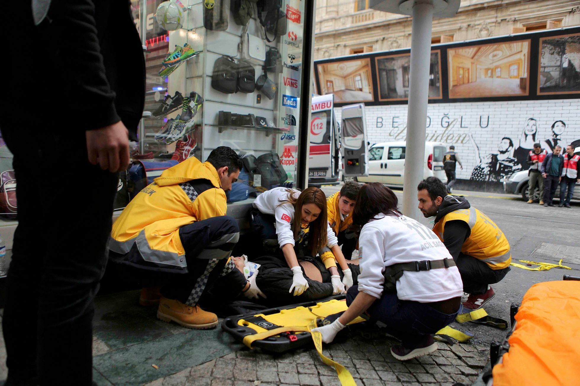 Záchranáři pomáhají oběti teroristického útoku v Istanbulu