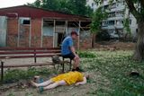 Mstyslav Černov (AP): Tělo ženy zabité během ruského bombardování v rezidenční čtvrti v Charkově na Ukrajině, 7. července 2022. Ukázka z výstavy fotografií Bojují i za nás v chebské Galerii 4.
