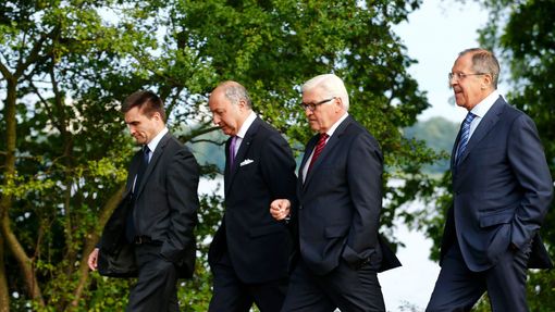 Ministři zahraničí Pavlo Klimkin (Ukrajina), Laurent Fabius (Francie), Frank-Walter Steinmeier (Německo) a Sergej Lavrov (Rusko) v Berlíně (zleva doprava).