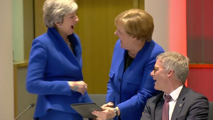 Než evropští lídři opět odložili brexit, bylo v Bruselu veselo. Německá kancléřka ukázala britské premiérce tablet a obě se začaly smát.