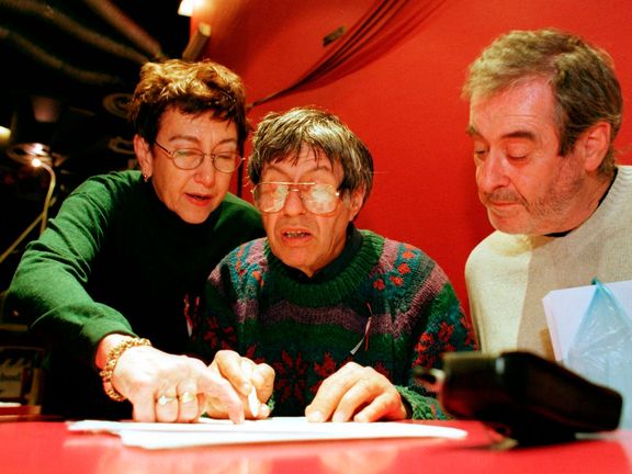 V prosinci 2000 se spisovatelem Ivanem Klímou a exposlancem Michalem Prokopem při takzvané televizní krizi. Shromáždění do kina Mat svolal krizový štáb zaměstnanců ČT.