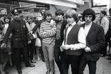 Rolling Stones před newyorským hotelem při první návštěvě USA, červen 1964. Richards druhý zleva. Snímek z fotografické publikace Keith Richards: Život rockera.