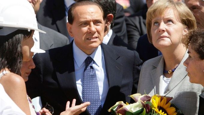 Německá kancléřka Angela Merkelová si před začátkem summitu G8 prohlédla s italským premiérem Silviem Berlusconim město Onna poblíž L'Aquily; obě zasáhlo nedávno silné zemětřesení.