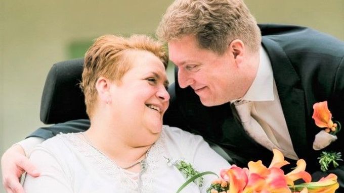 Manželka má roztroušenou sklerózu. Sama se ani nepodrbe, žiju dvojí život, říká muž