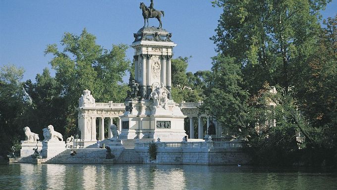 monument v madridském parku Parque del Retiro, Španělsko