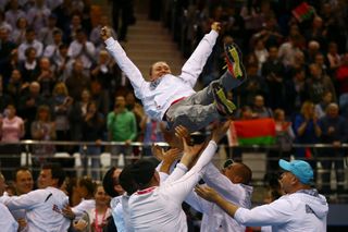 Aliaksandra Sasnovičová létá nad hlavami celého týmu při oslavě postupu do finále Fed Cupu