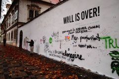 Wall is over! Mladí umělci přetřeli Lennonovu zeď na bílo