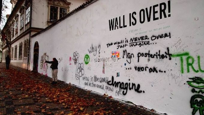 Lennonova zeď v úterý dopoledne.