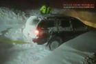 Ve sněhové vánici na Božím Daru zapadlo několik aut