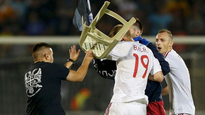 Bekim Balaj dostává ránu židlí od srbského fanouška.