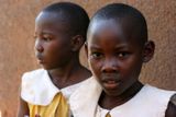 Nevládní organizace v Ugandě evidují i případy dětských pracovníků, kterým bylo teprve pět let. Tyto dvě dívky zatím chodí do školy. Otázkou ale je, zda ji také dokončí