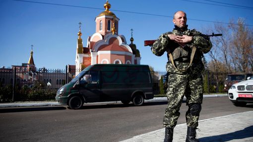 Proruský ozbrojenec ve městě Makejevka na východě Ukrajiny.