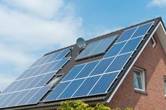 Zelené dotace na slaví úspěch. Zájem o solární panely na střechy se zdvojnásobil