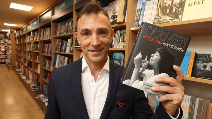 Tomáš Padevět je autorem biografické knihy o zpěvačce Haně Hegerové. V listopadu 2025 mu vychází próza s názvem Škraloup.