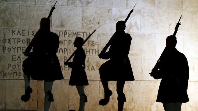 Řecká prezidentská garda streží budovu parlamentu. Koho bude chránit v následujících měsících? Ilustrační snímek