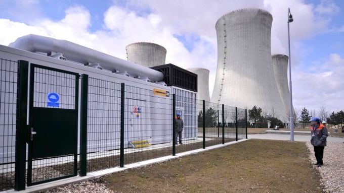 V Jaderné elektrárně Dukovany trénovali obnovení dodávek elektřiny při úplném výpadku přenosové sítě pomocí nových záložních dieselových generátorů (na snímku vlevo).