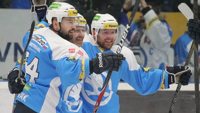 Hokejisté Plzně se radují ze srovnání finálové série na 2:2 na zápasy.