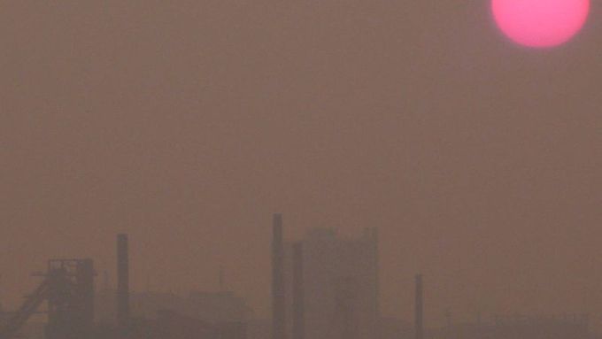 Smog na Ostravsku. V poslední době už skoro běžný stav.