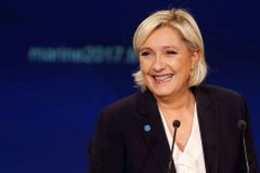 Korsičtí nacionalisté narušili volební mítink Le Penové, sál musel být evakuován