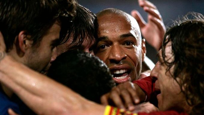 Thierry Henry slaví se spoluhráči čtvrtou branku