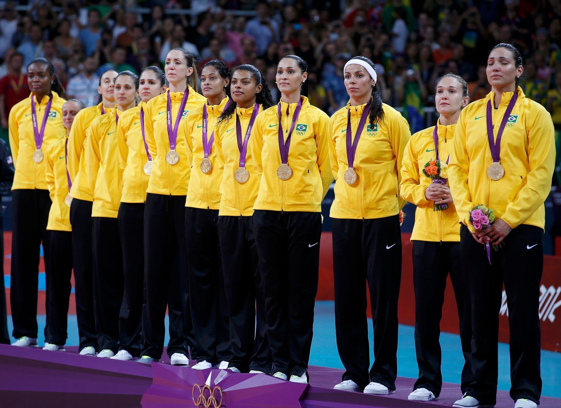 Brazilské volejbalistky při přebírání olympijského zlata
