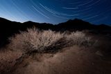 Noční snímek oblohy nedaleko tábora rangerů. Snímek vznikl kombinací několika desítek fotografií zachycujících hvězdy a fotografií popředí osvětlenou zábleskovými jednotkami.