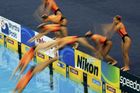 Světový šampionát v Šanghaji: malajský tým synchronizovaného plavání skáče do vody, aby předvedl své umění.