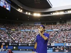 Roger Federer se občerstvuje
