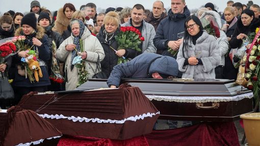 Pohřeb pětičlenné rodiny, která zahynula minulý týden při ruském bombardování Charkova.