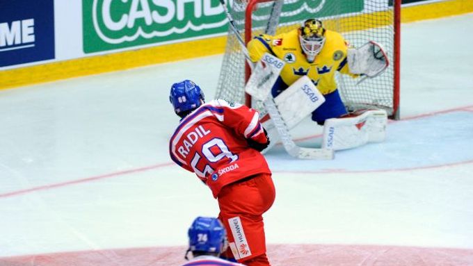 Lukáš Radil střílí jeden ze svých dvou gólů do švédské sítě.