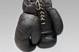 Boxerské rukavice z počátku 20. století.