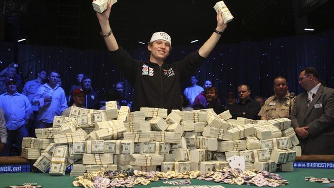 Světovou sérii v pokeru vyhrál Peter Eastgate z Dánska. V Las Vegas si totiž přišel na neuvěřitelných devět milionů dolarů. Předtím se mu mezi profesionály nikdy nic takového nepovedlo.