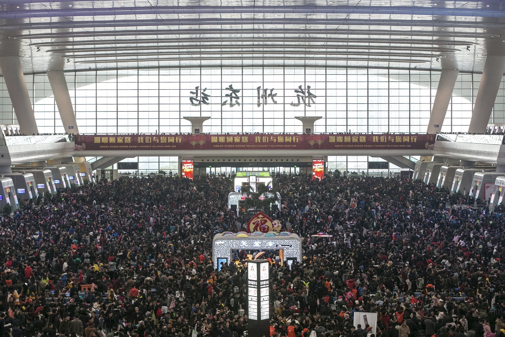 Davy lidí na nádraží v Chang-čou na východě Číny.