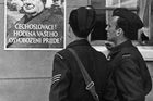 Válečný zpravodaj a spisovatel Jiří Mucha, spolu s přítelem před jedním z plakátů vylepených v ulicích válečného Londýna. Autorem fotografie je Erich Auerbach.