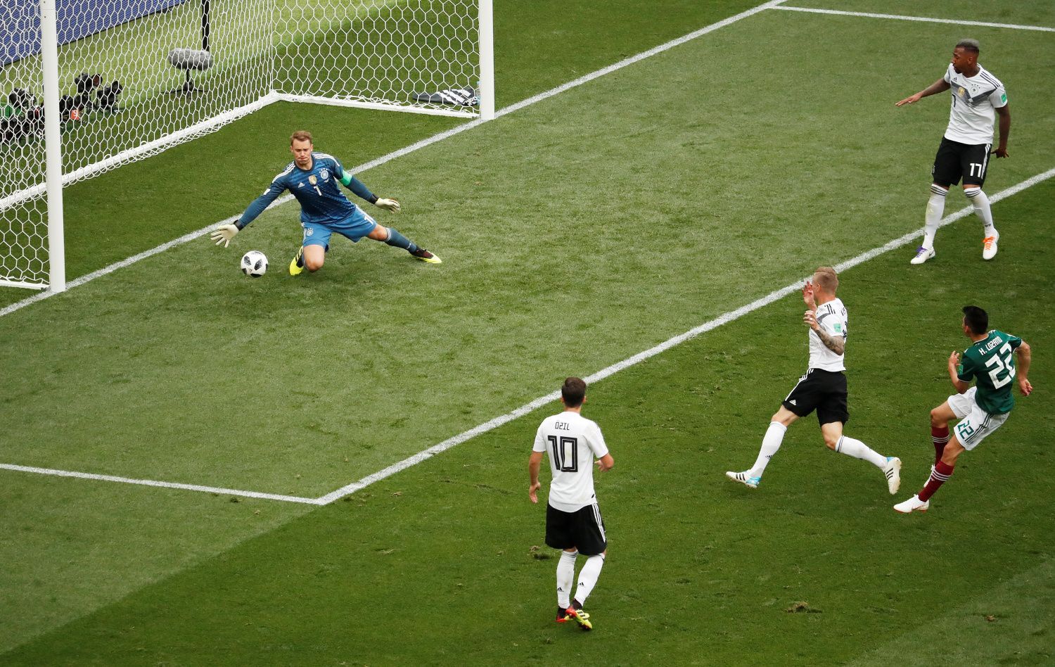 Mexičan Hirving Lozano dává gól v zápase Německo - Mexiko na MS 2018