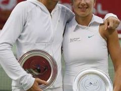 Květa Peschkeová se spolu s Australankou Renne Stubbsovou (vlevo) raduje z vítězství ve čtyřhe na turnaji v Dauhá.