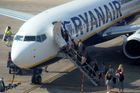Aerolinkám Ryanair klesl zisk skoro o čtvrtinu. "Podsekly" příliš cenu letenek